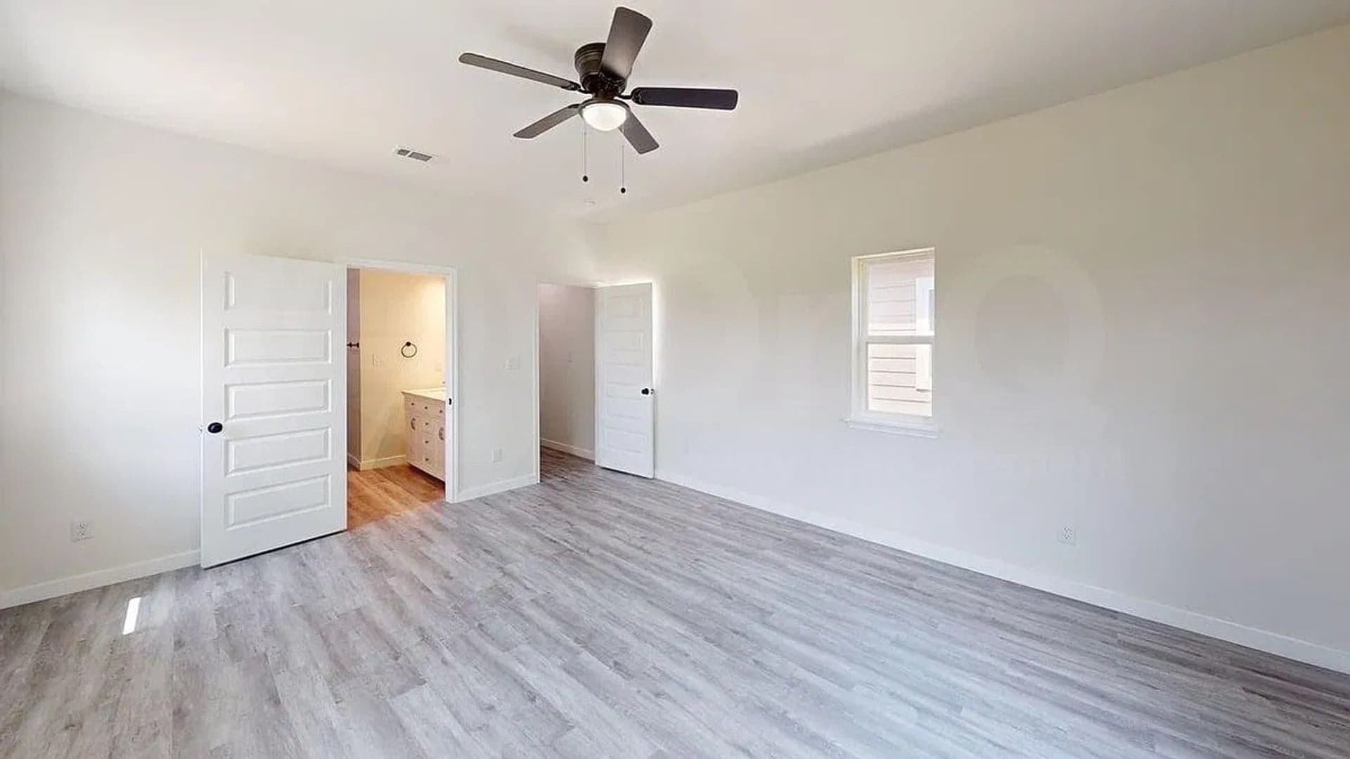 Dallas House: 6702 S Lancaster Rd