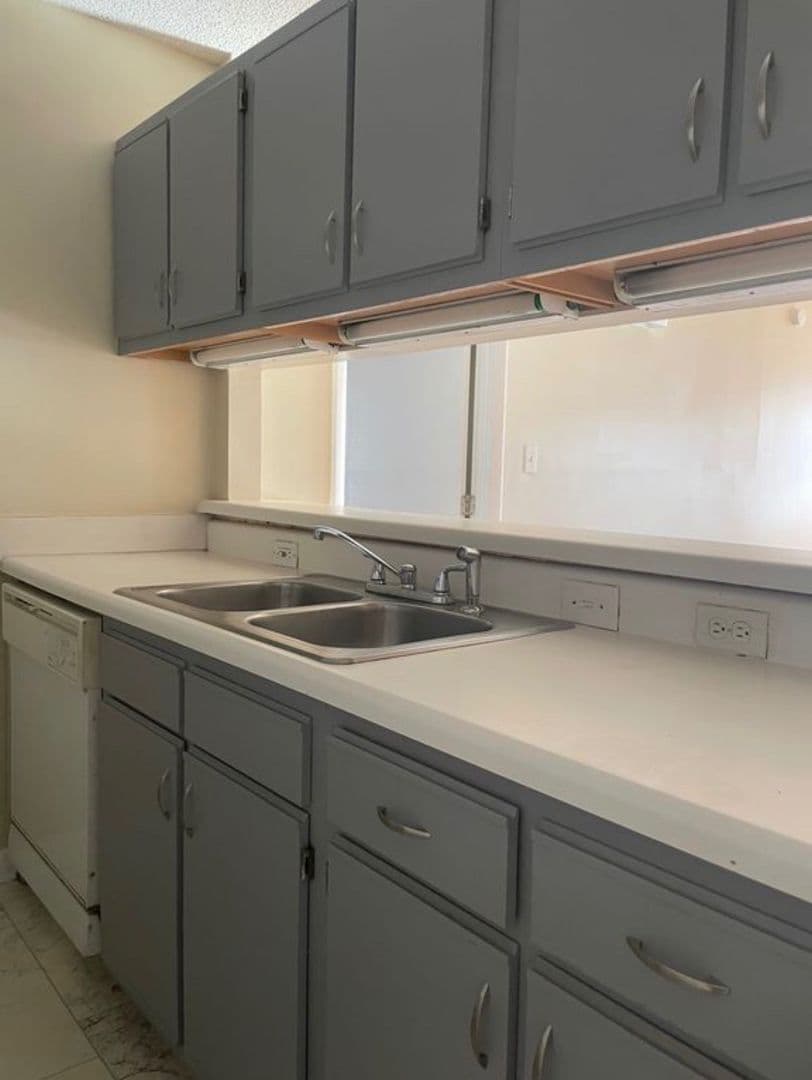 Raleigh House: 1241 University Ct
