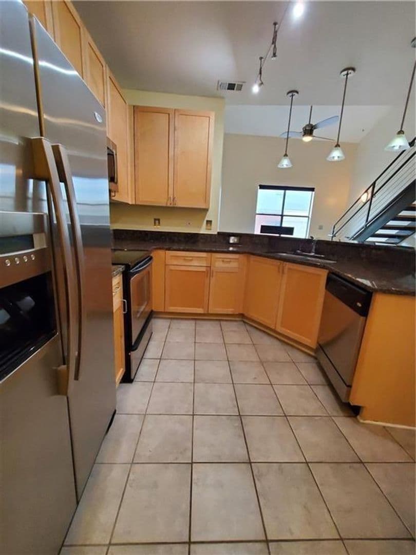Atlanta House: 400 17th St NW