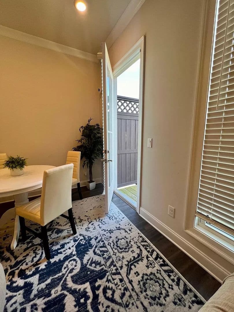 Atlanta House: 1825 La Dawn Ln NW