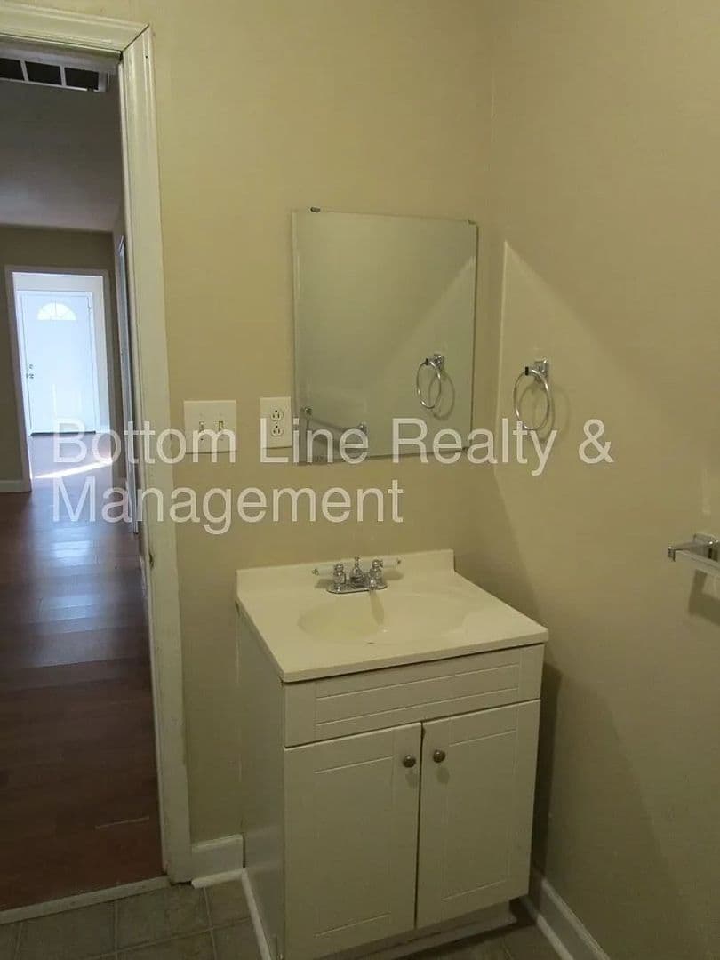 Charlotte House: 3912 Plainview Rd