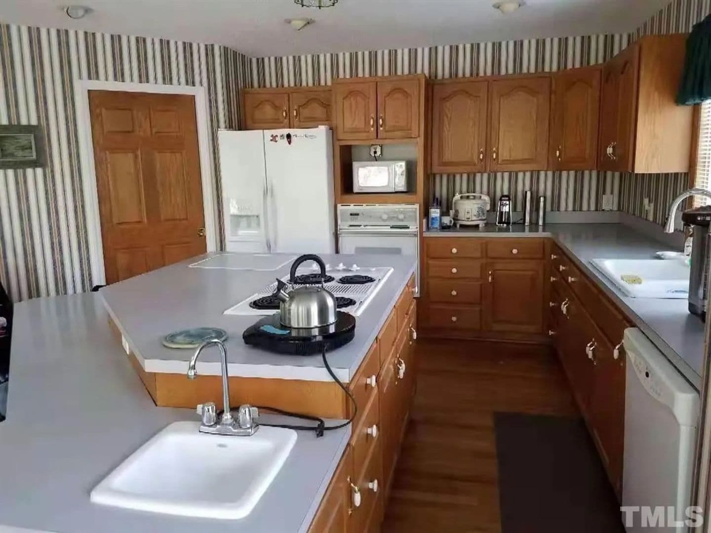 Apex House: 1010 Kingsway Dr