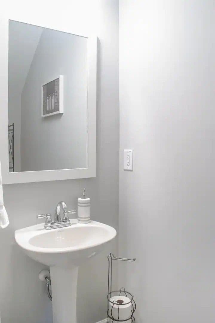 East Point House: 3196 Laurel Ridge Cir