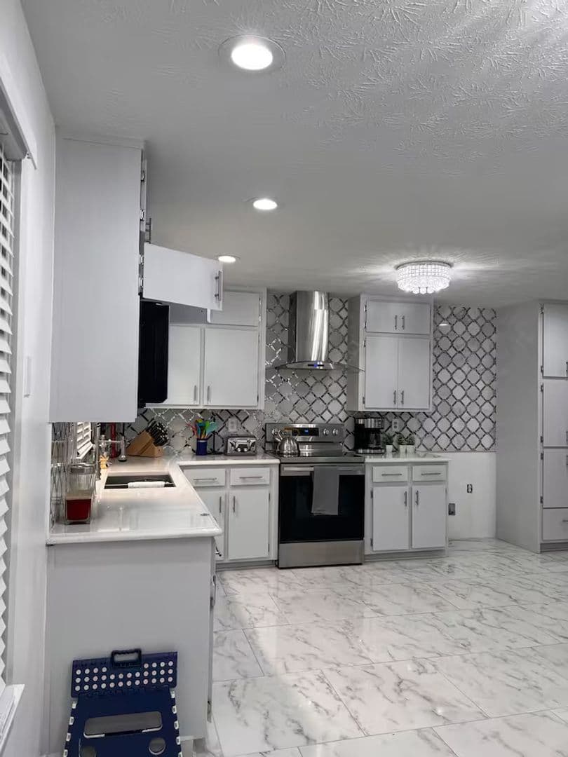 Lilburn House: 493 Greg Dr SW
