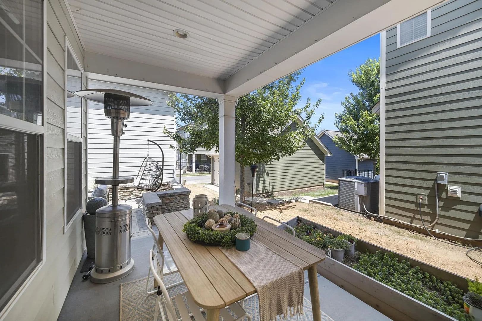 Charlotte House: 2435 Double Oaks Rd
