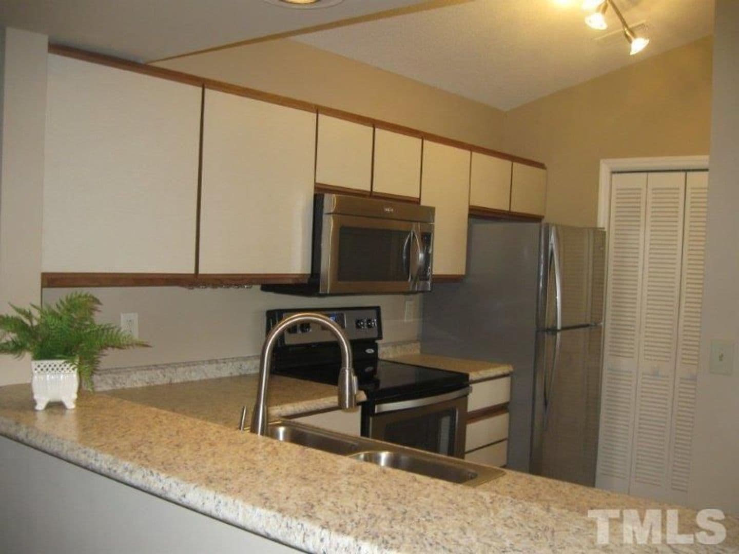 Raleigh House: 6111 Sunpointe Dr