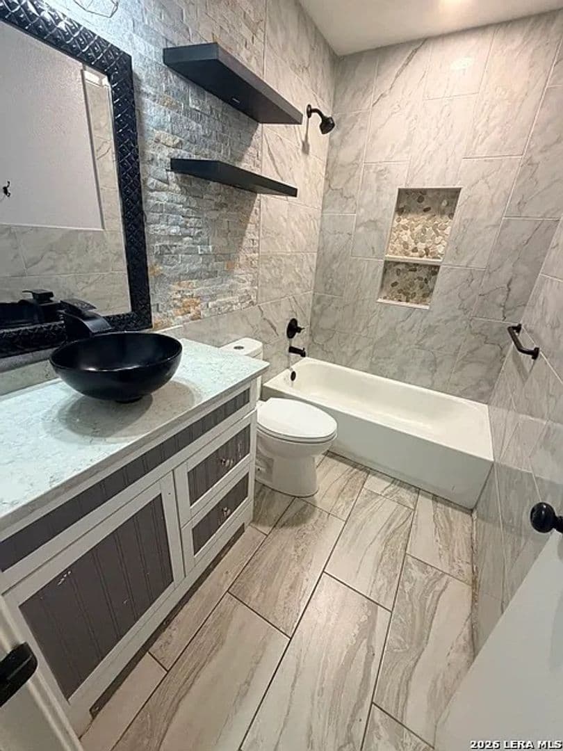 San Antonio House: 6131 Lake Victoria St