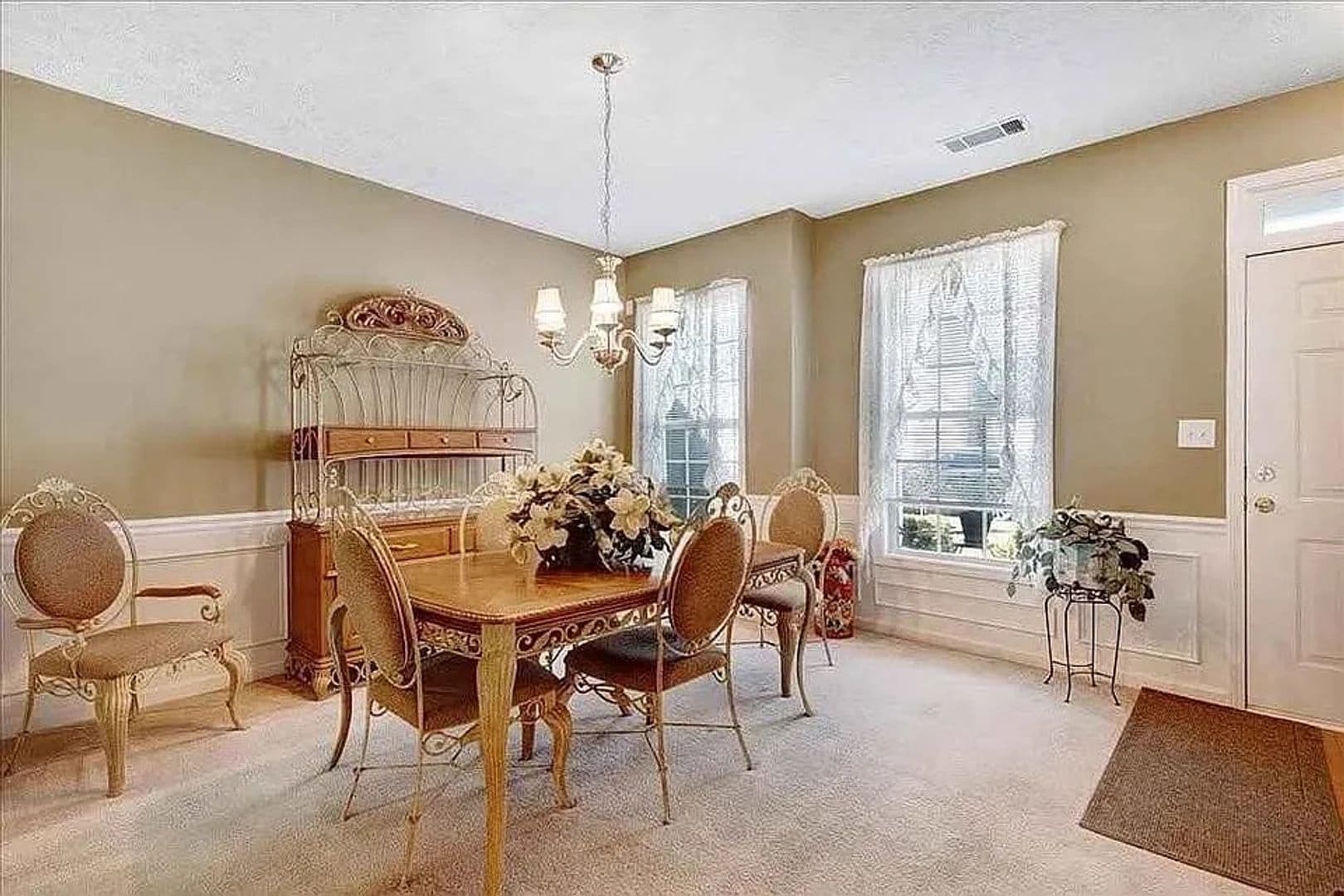 Cumming House: 3032 Kentmere Dr