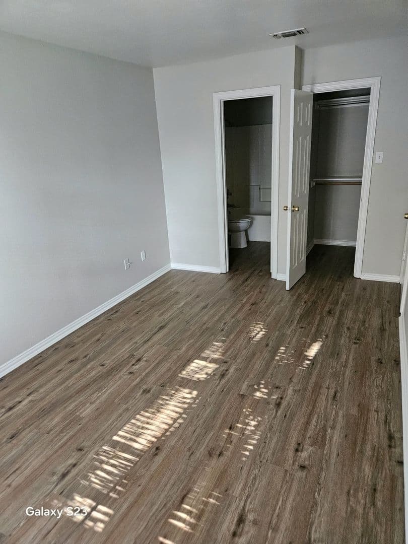 Fort Worth House: 1702 Stalcup Rd