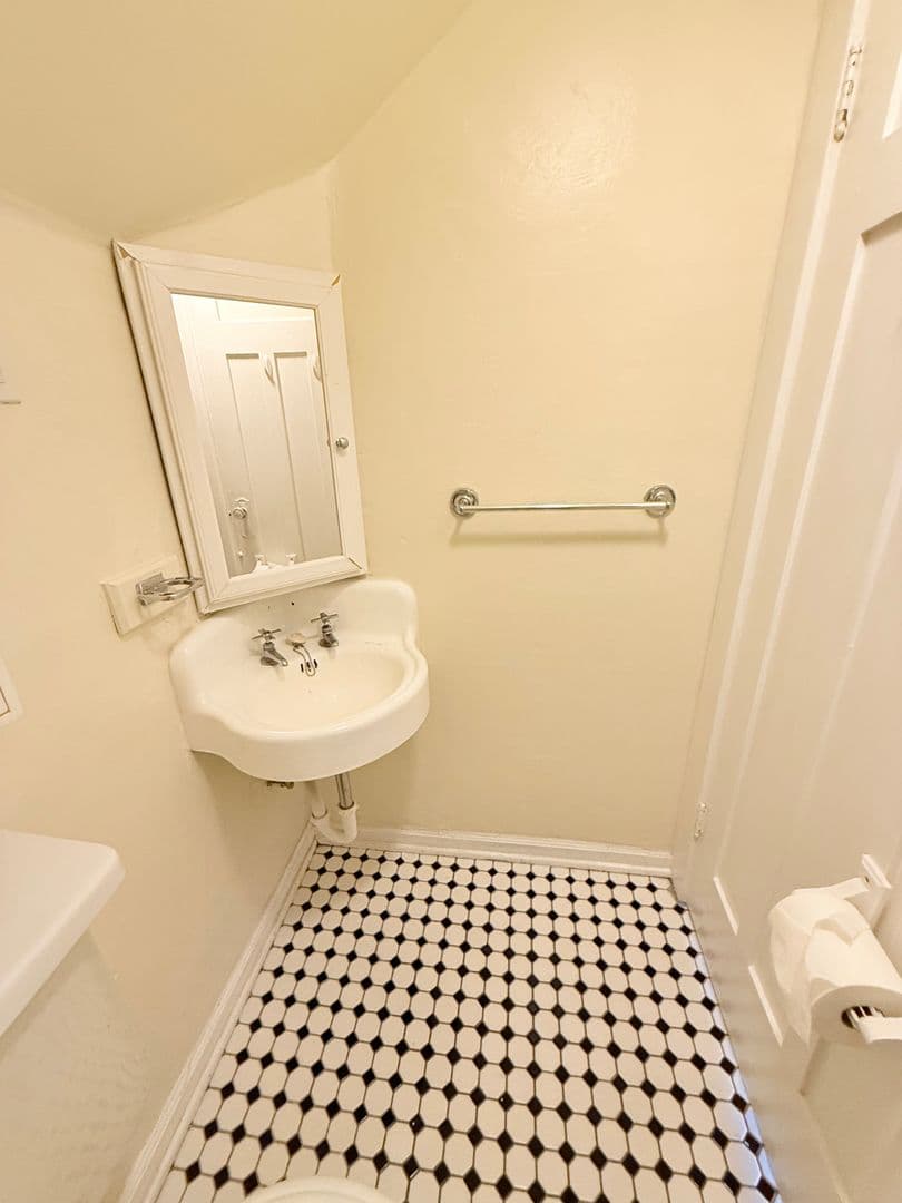 Bremerton Apartment: 1747 6th St.