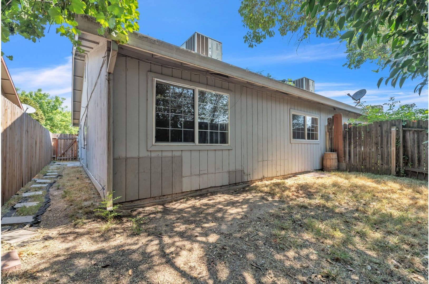 North Highlands Apartment: 3936 - 3944 Renick Way