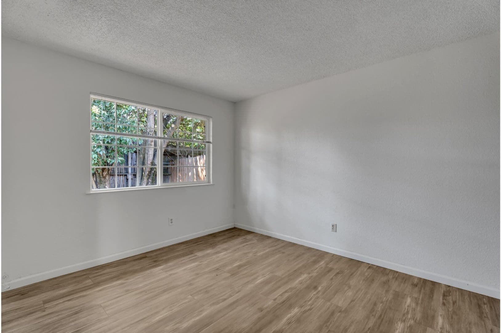 North Highlands Apartment: 3936 - 3944 Renick Way