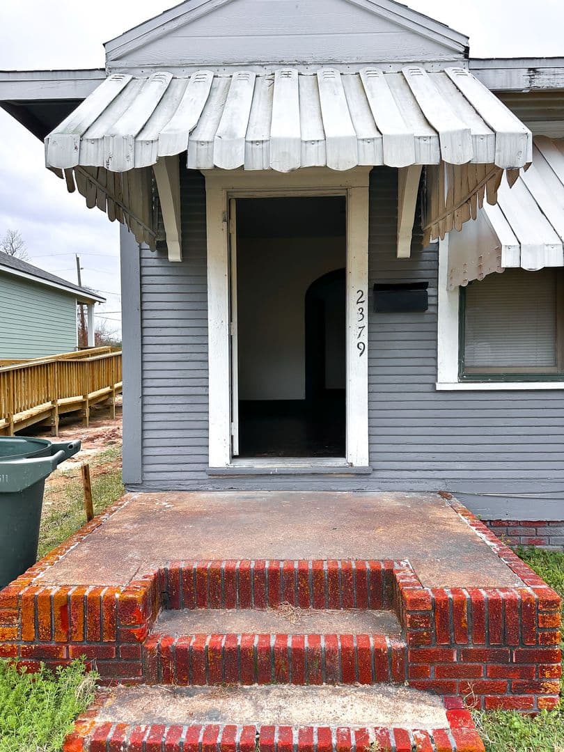 Beaumont Apartment: 2379 Victoria St