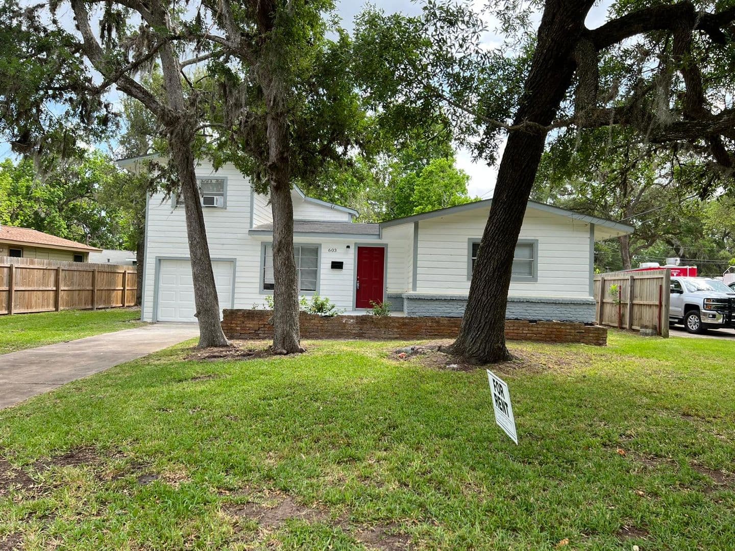 Lake Jackson House: 603 Magnolia St