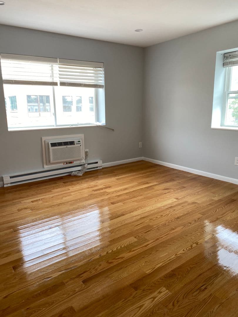 Roslindale Apartment: 24 Colgate Road