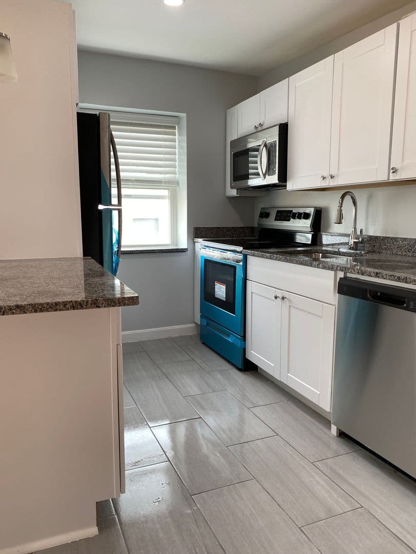 Roslindale Apartment: 24 Colgate Road
