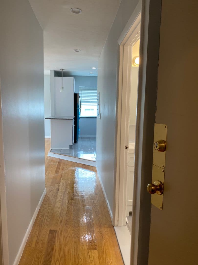 Roslindale Apartment: 24 Colgate Road