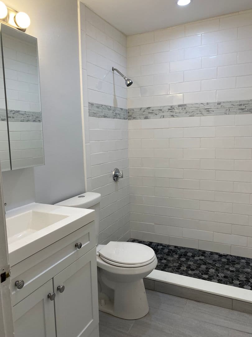 Roslindale Apartment: 24 Colgate Road