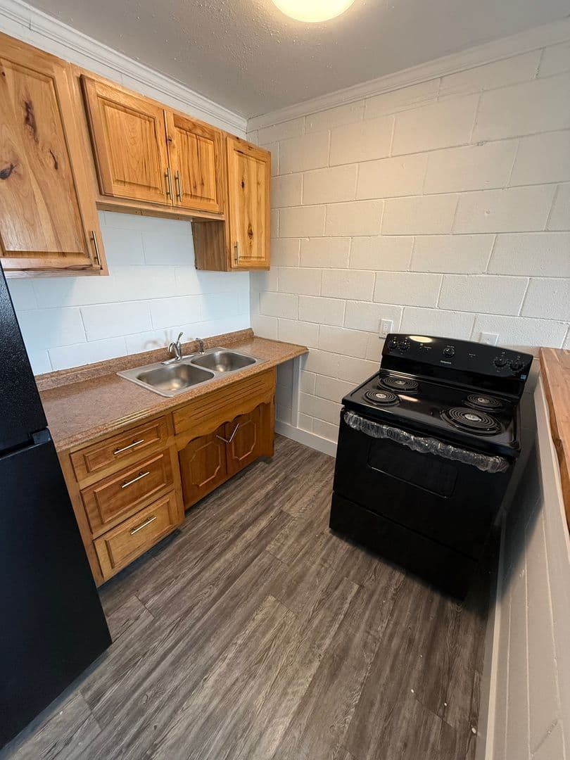 Clarksville Apartment: 626 Power St