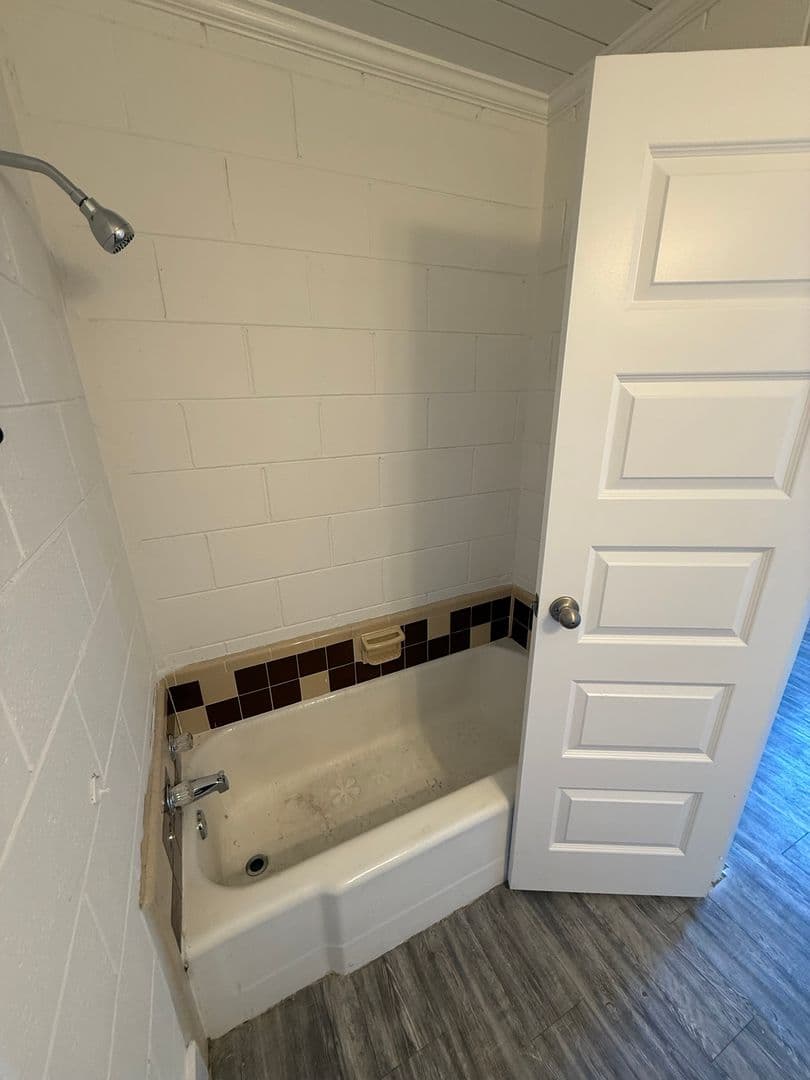 Clarksville Apartment: 626 Power St