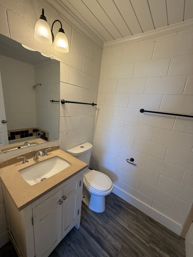 Clarksville Apartment: 626 Power St
