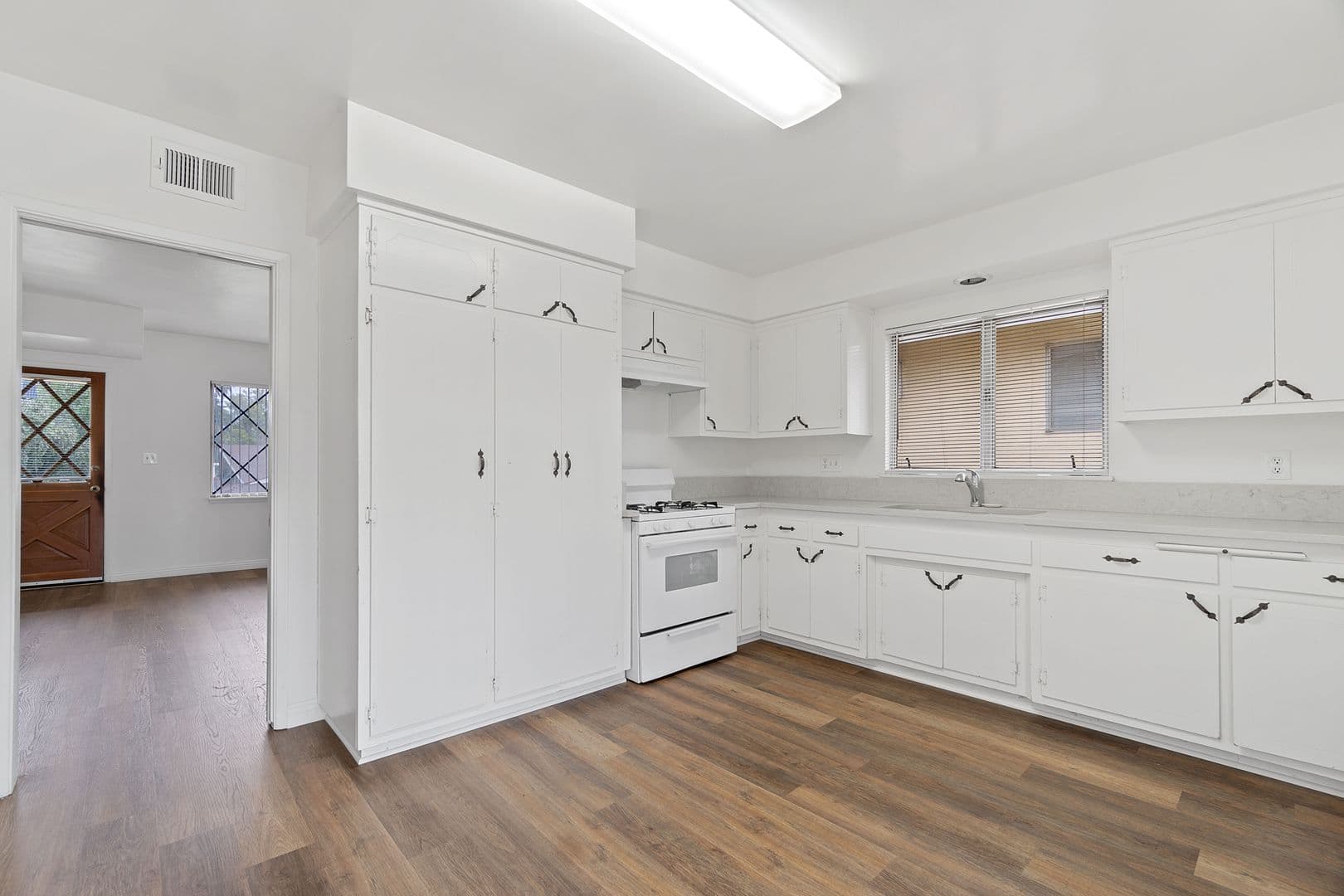 Redlands Apartment: 534 Roosevelt Rd
