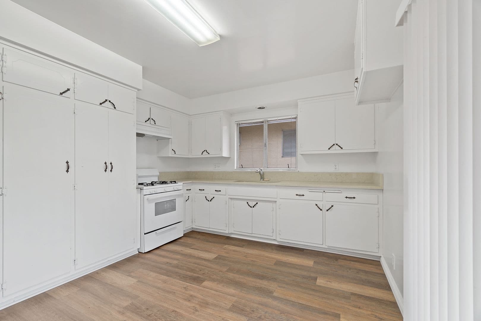 Redlands Apartment: 534 Roosevelt Rd
