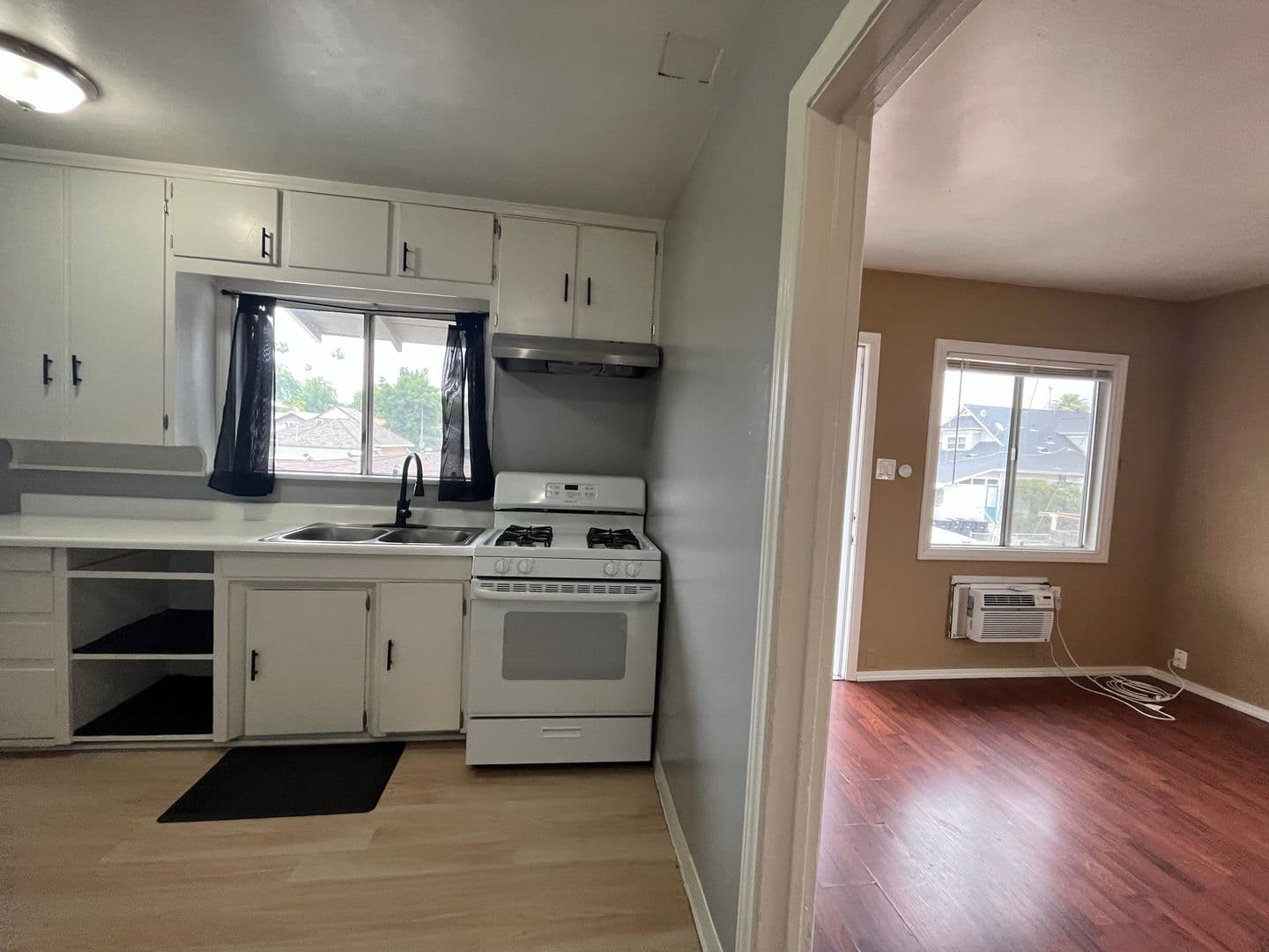 Riverside Apartment: 3447-3449 4th St.