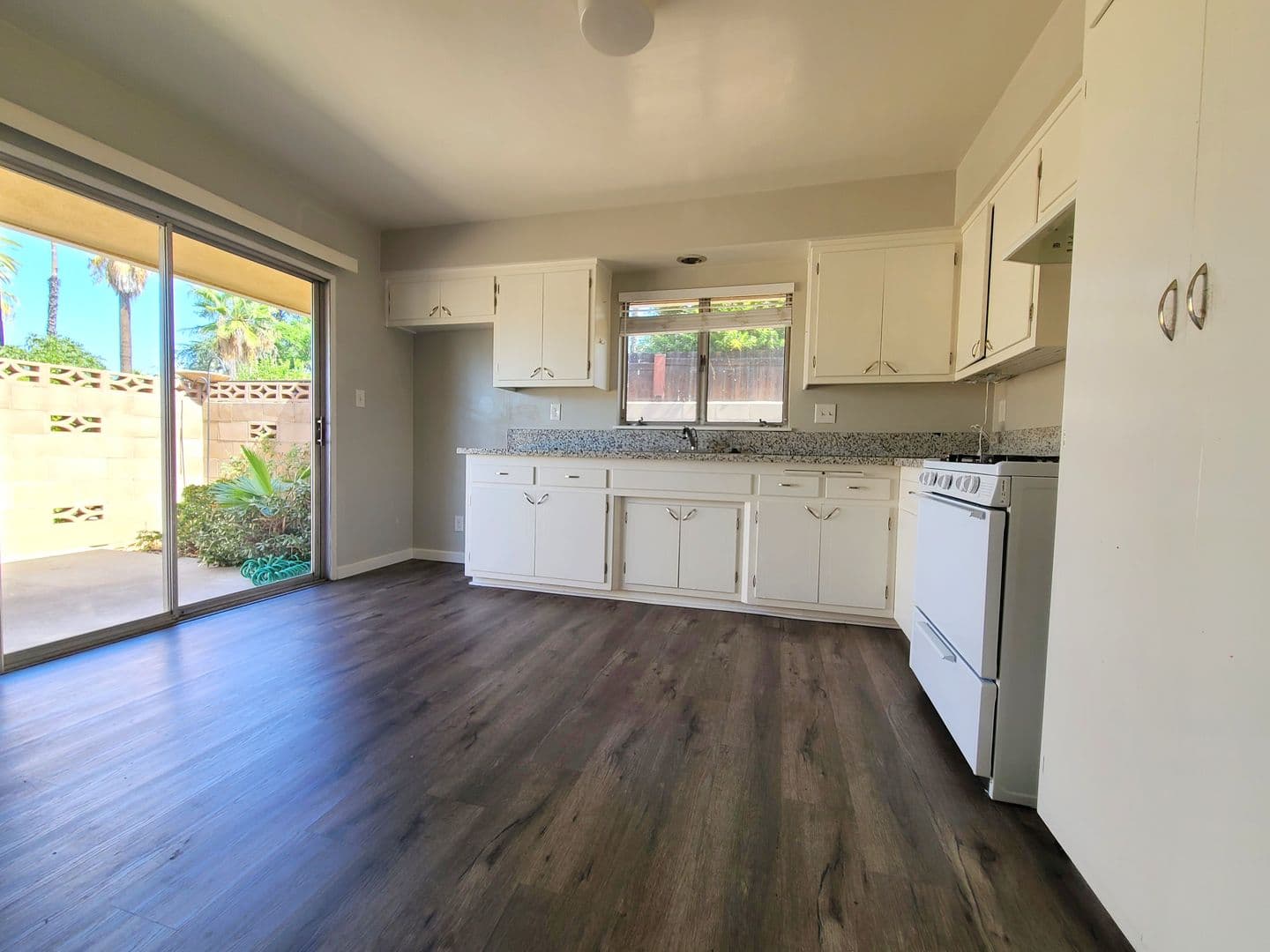 Redlands Apartment: 534 Roosevelt Rd