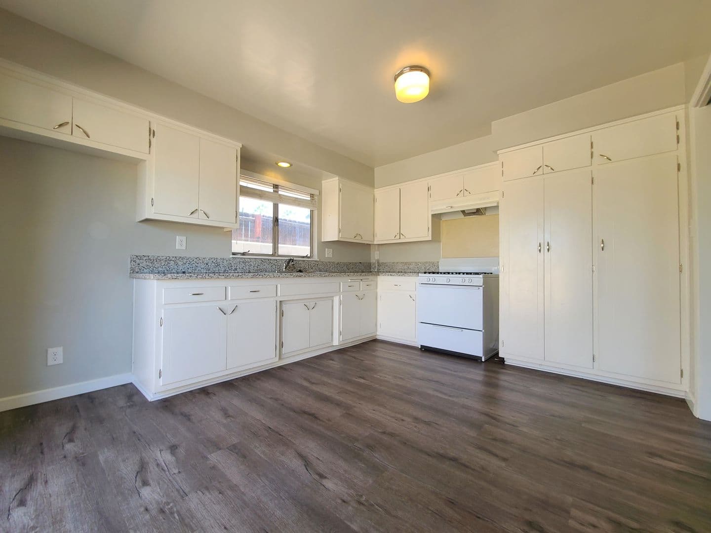 Redlands Apartment: 534 Roosevelt Rd