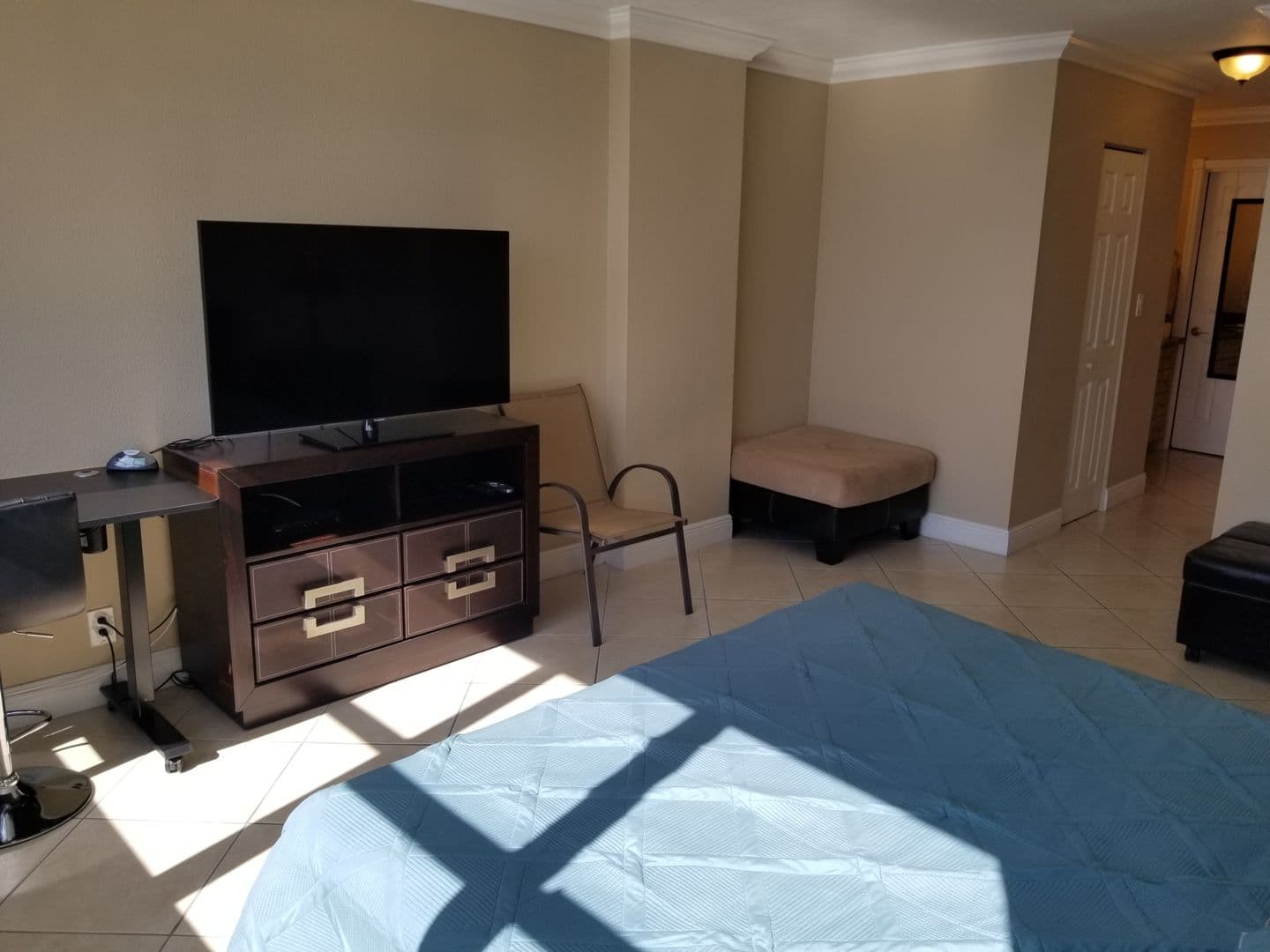 Hollywood House: 2101 South Ocean Dr. Unit 1712