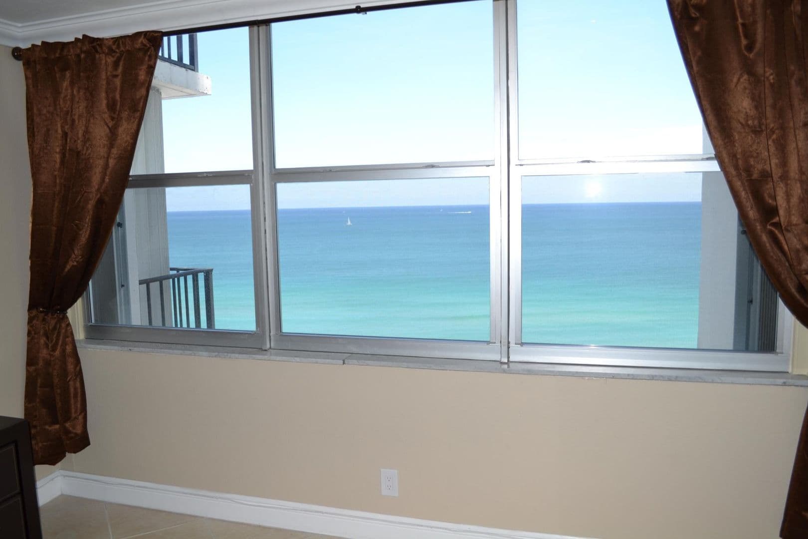 Hollywood House: 2101 South Ocean Dr. Unit 1712