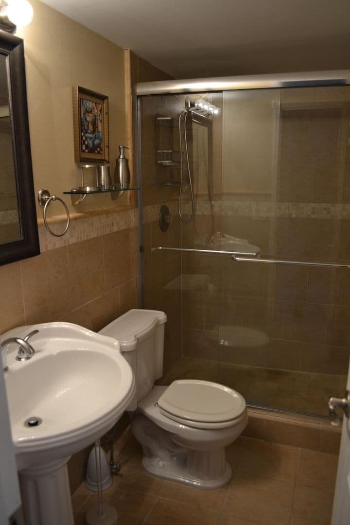 Hollywood House: 2101 South Ocean Dr. Unit 1712