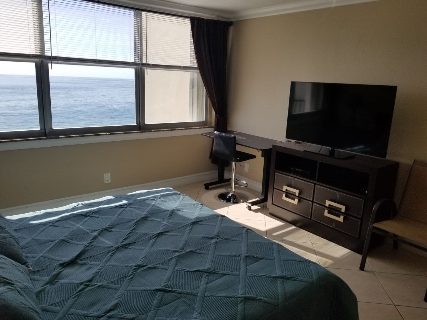 Hollywood House: 2101 South Ocean Dr. Unit 1712