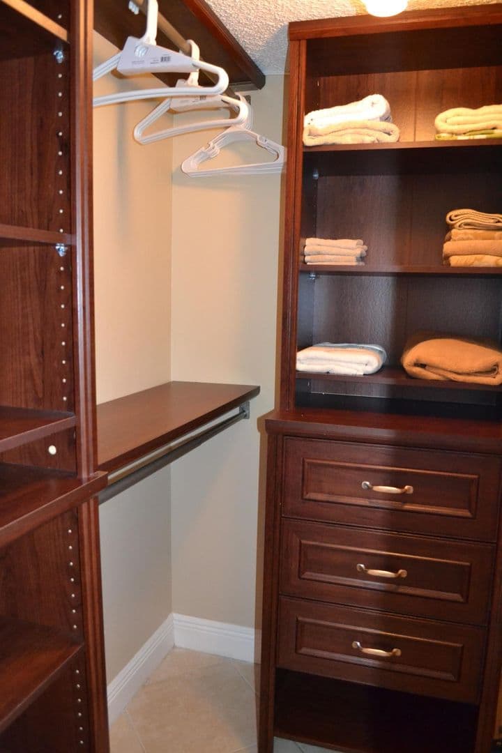Hollywood House: 2101 South Ocean Dr. Unit 1712