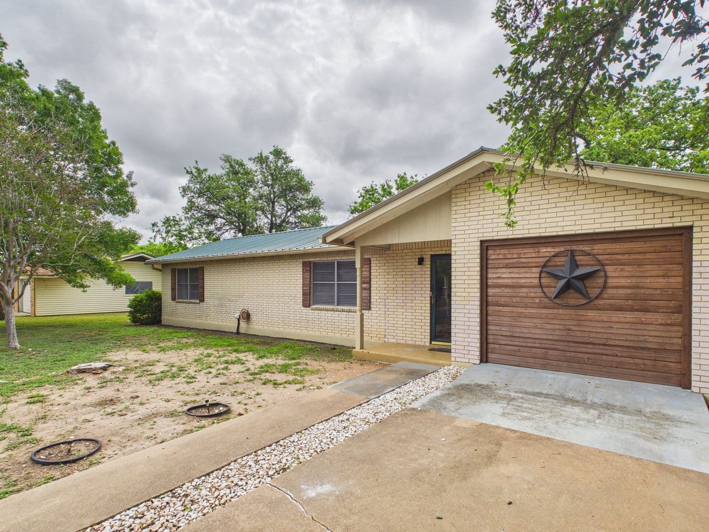 Fredericksburg House: 207 Skylark