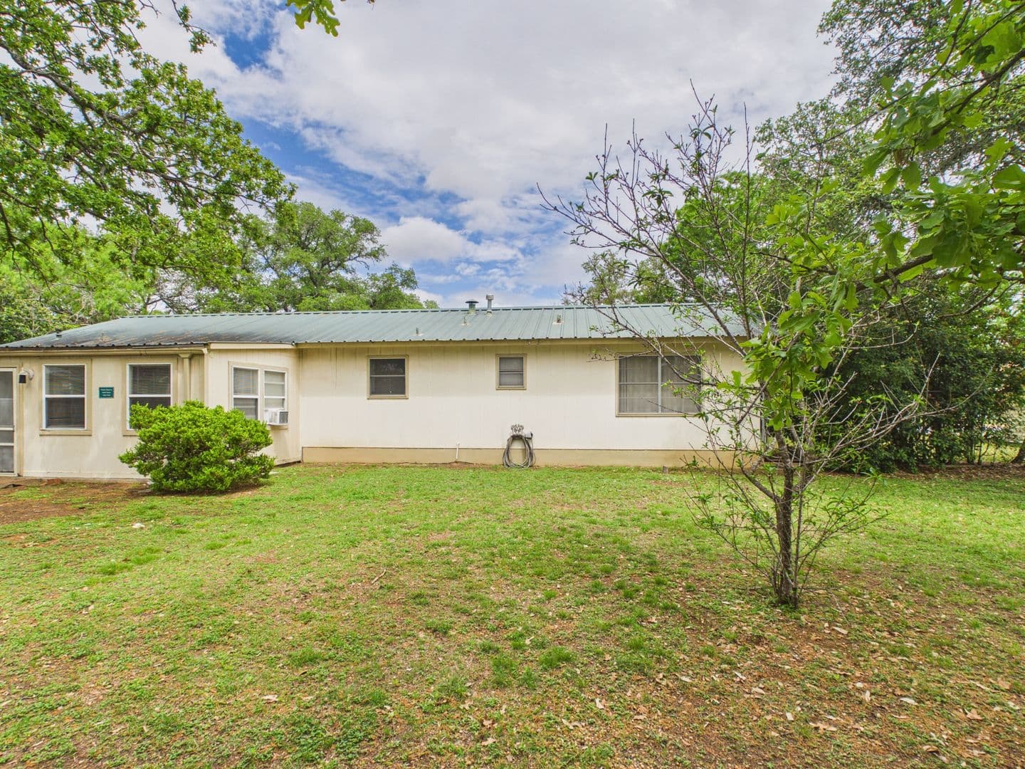 Fredericksburg House: 207 Skylark