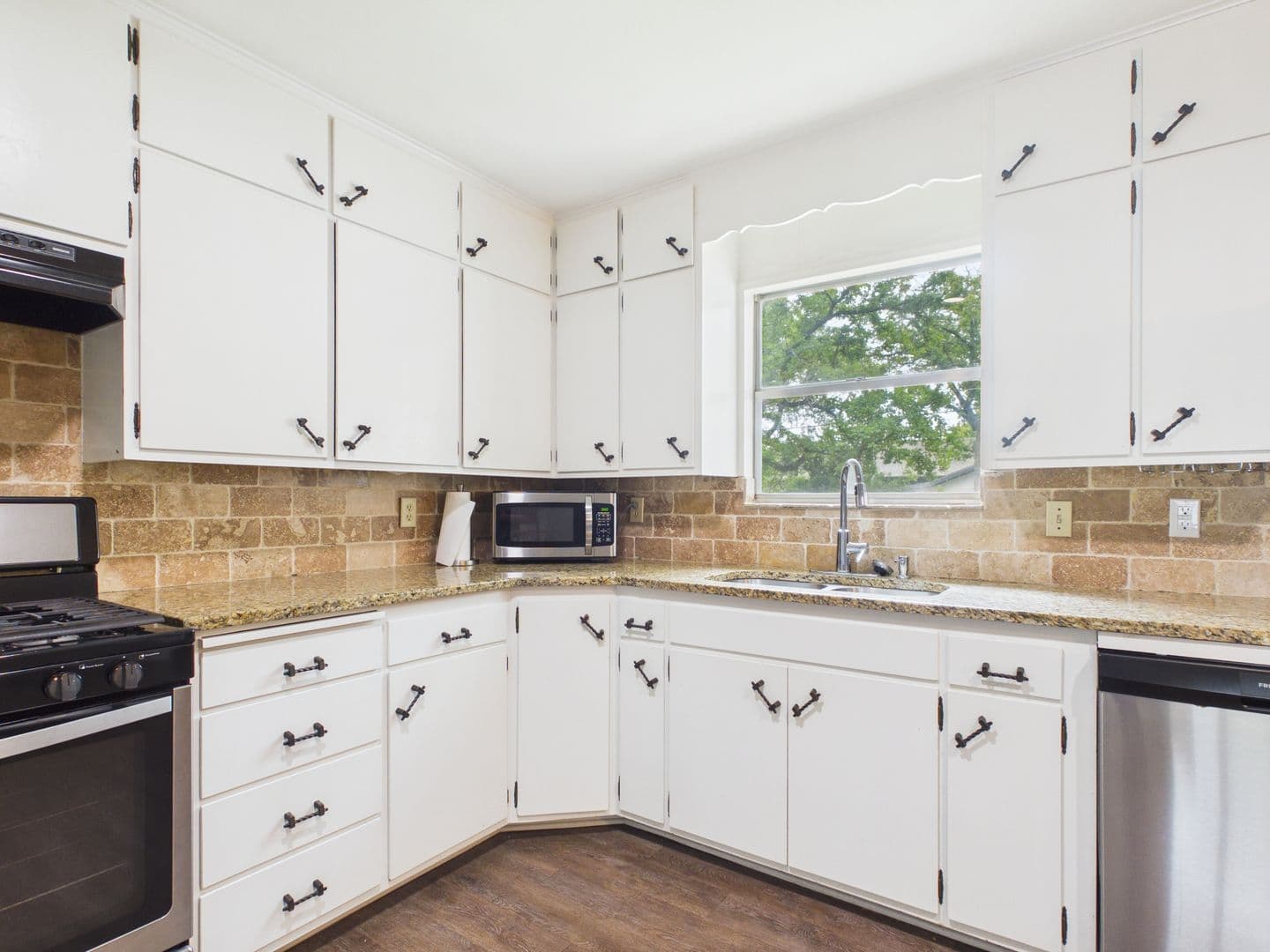 Fredericksburg House: 207 Skylark