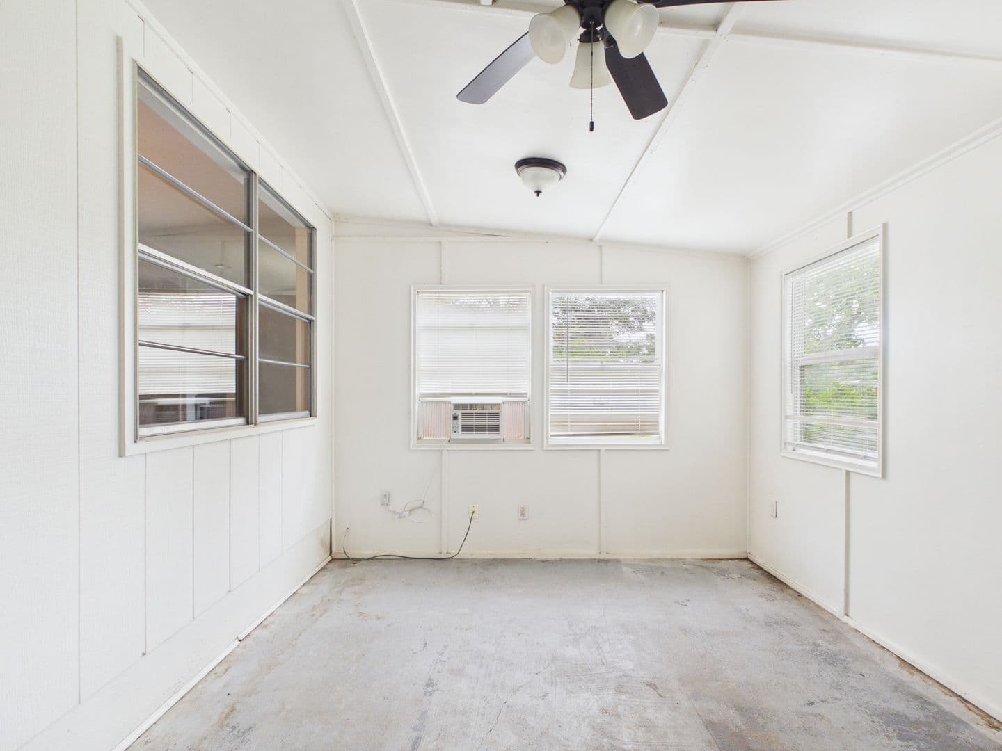 Fredericksburg House: 207 Skylark