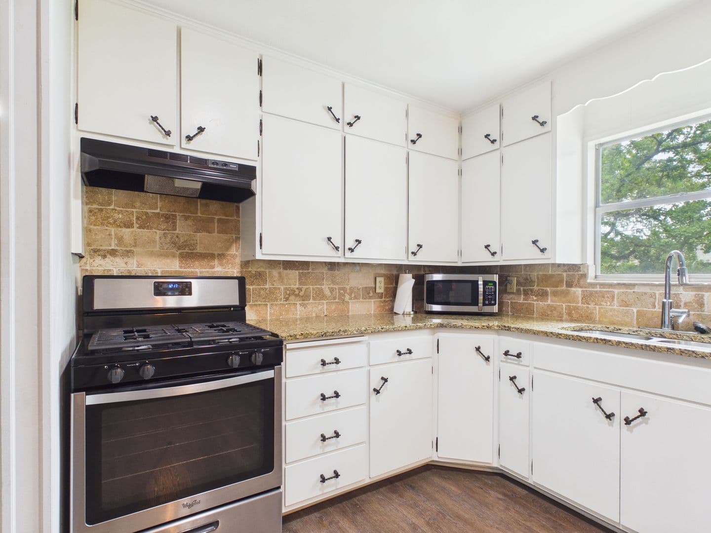 Fredericksburg House: 207 Skylark