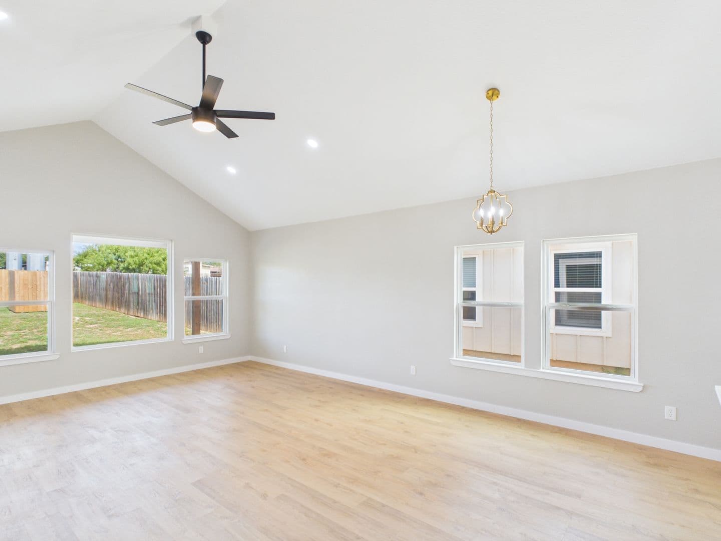 Fredericksburg House: 126 Feather Way