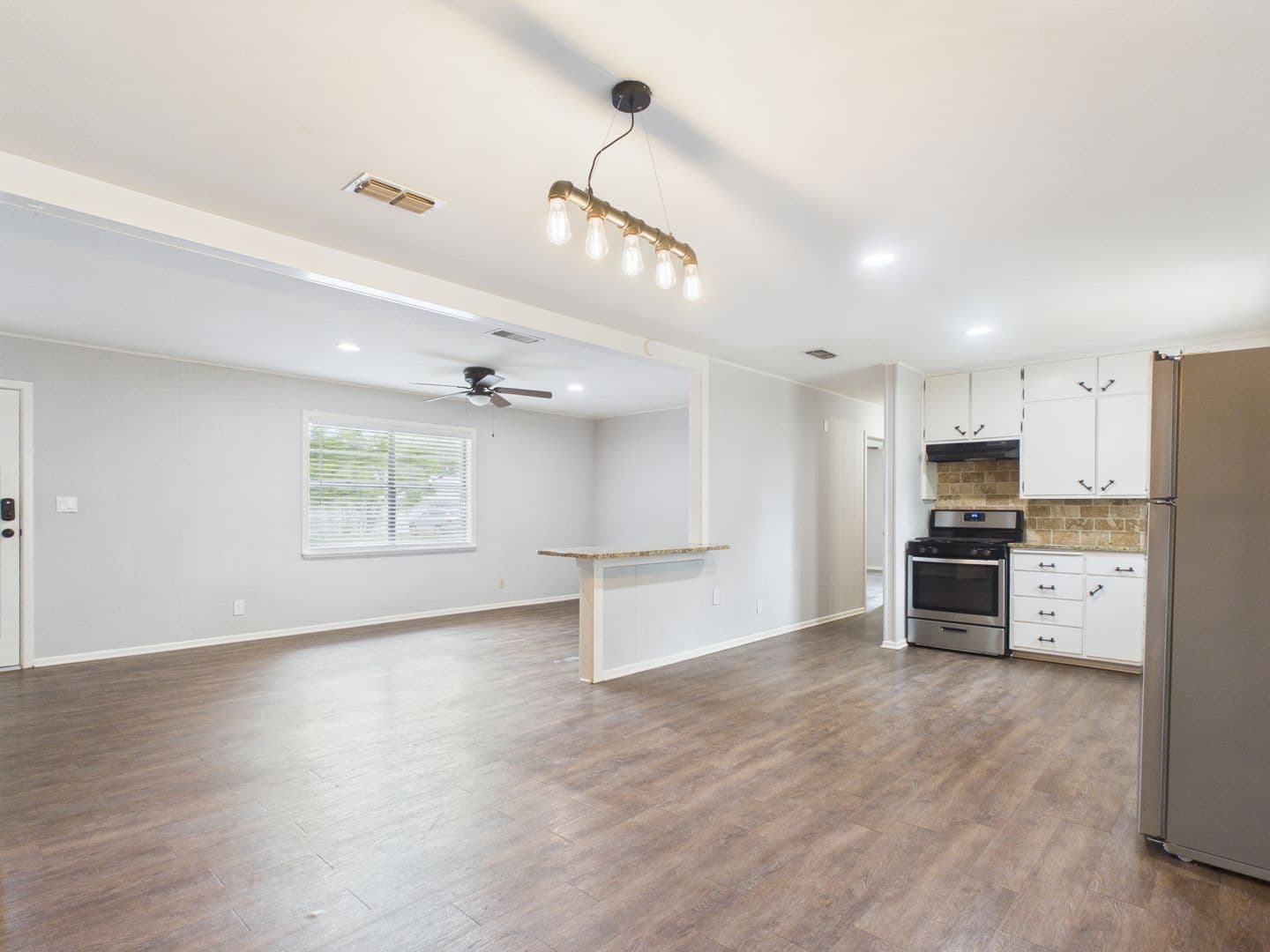Fredericksburg House: 207 Skylark