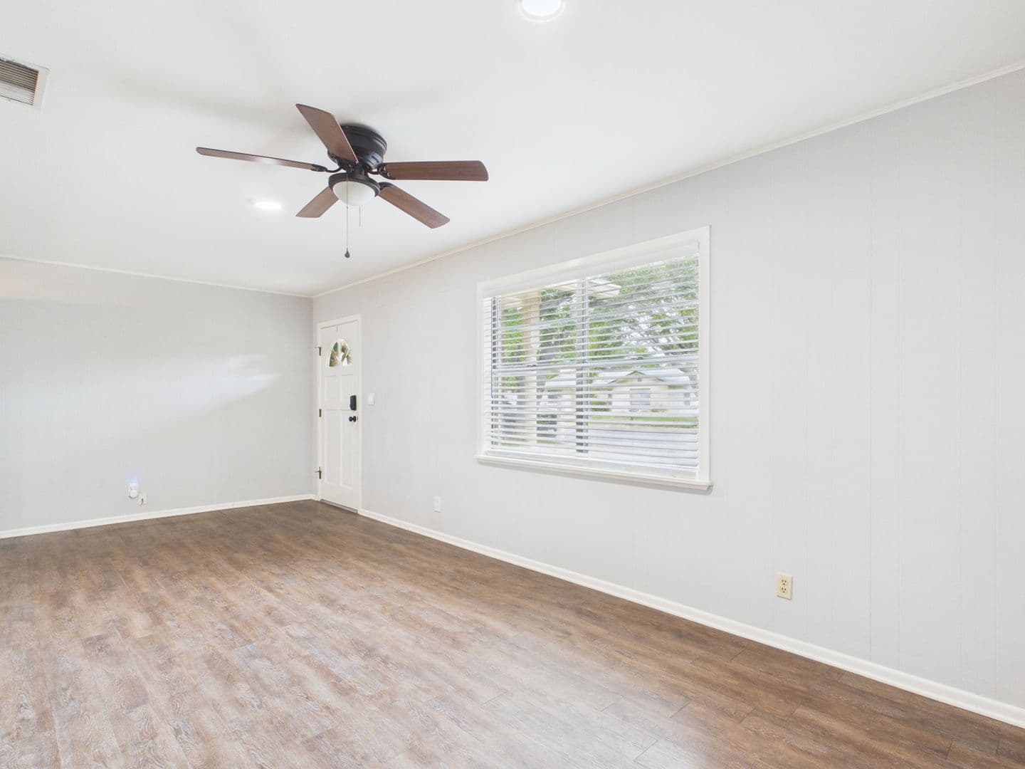 Fredericksburg House: 207 Skylark