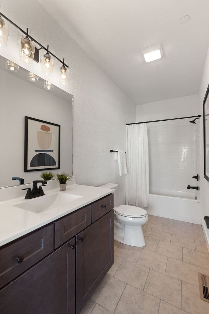 Quincy Townhome: 201 S 8th