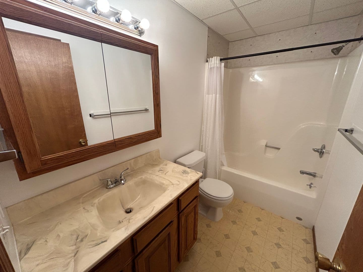 Quincy Apartment: 616 N 13th