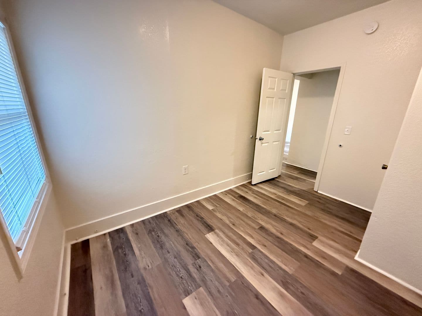 Jackson Apartment: 107 W Wilkins St