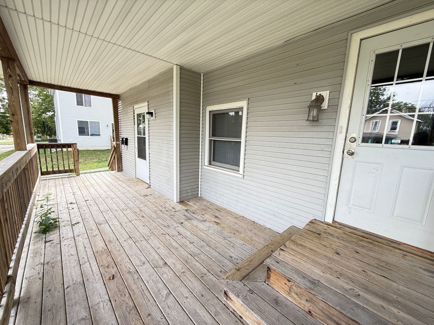 Jackson Apartment: 107 W Wilkins St