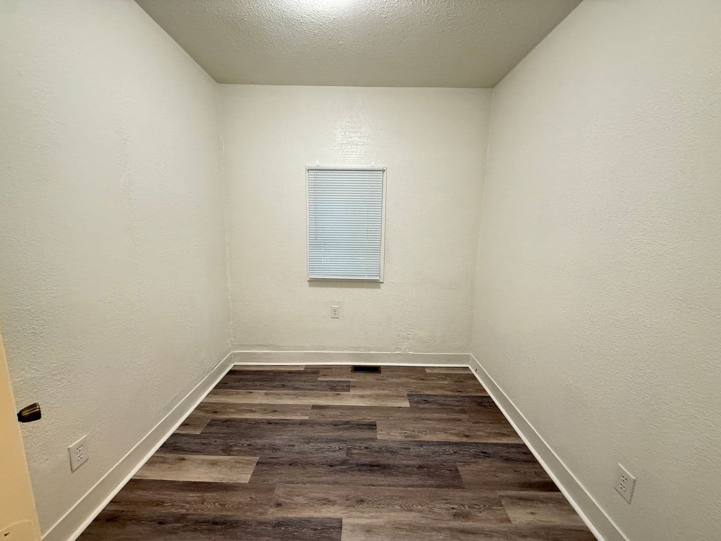 Jackson Apartment: 107 W Wilkins St