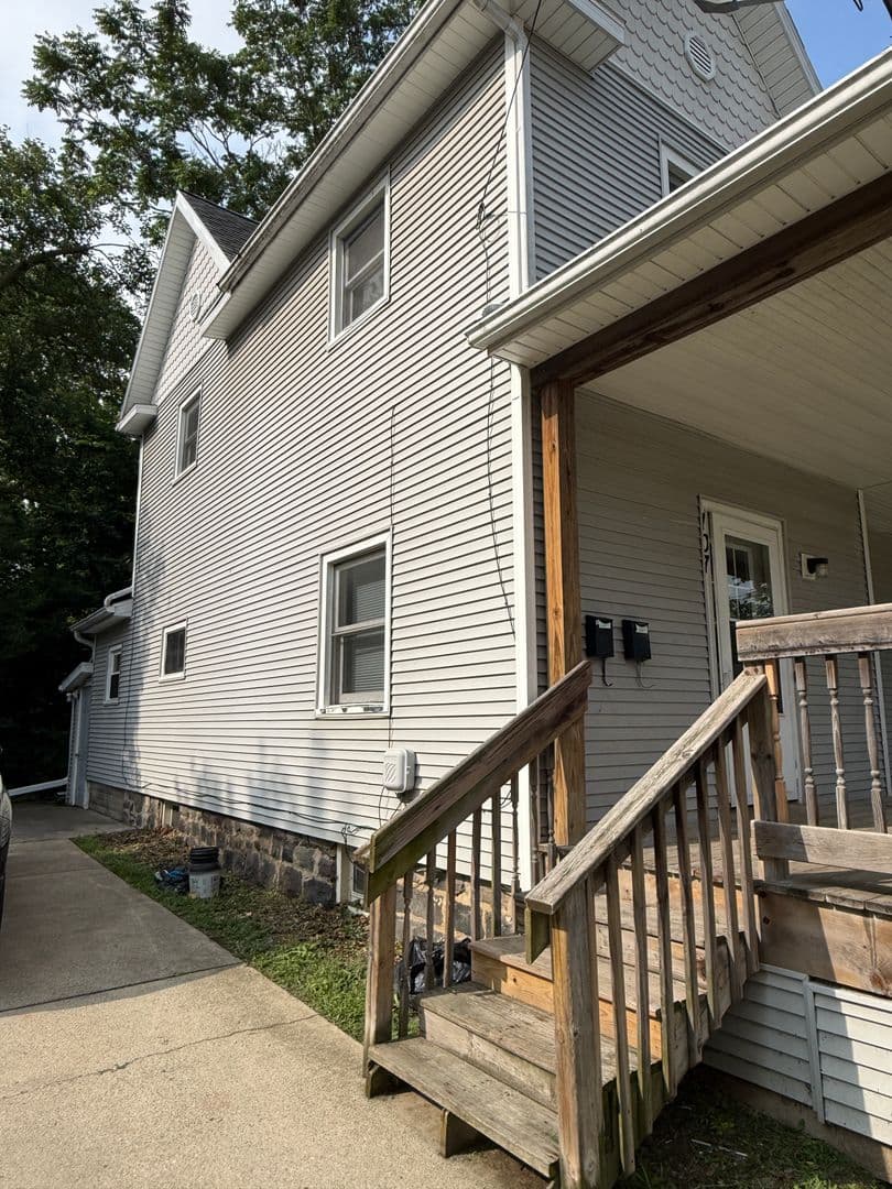 Jackson Apartment: 107 W Wilkins St