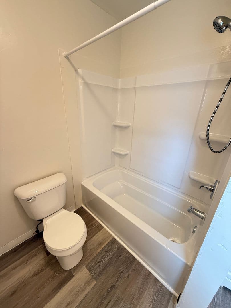 Jackson Apartment: 107 W Wilkins St